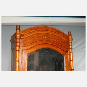 Kleiderschrank in Bambusoptik