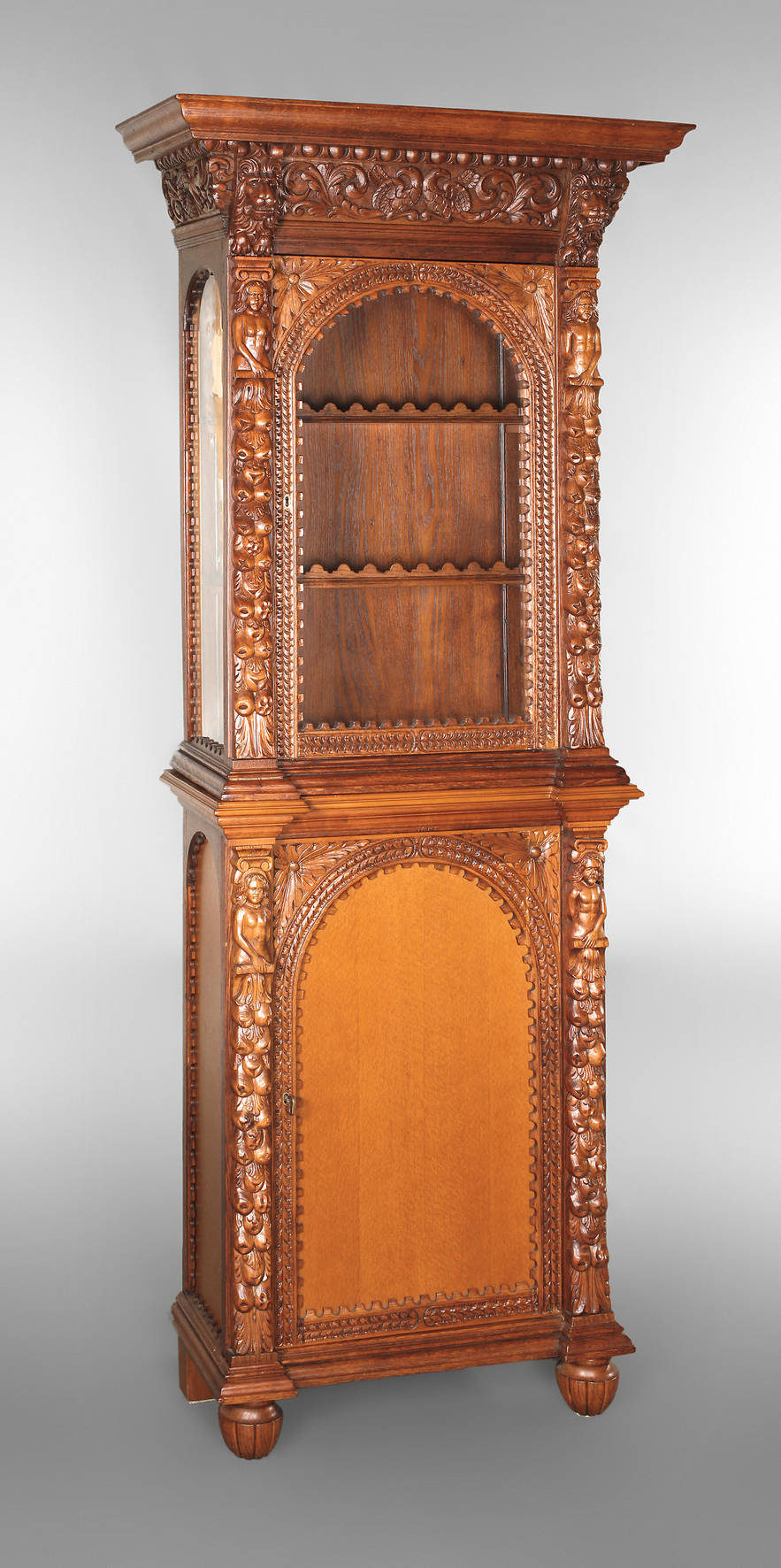 Pfeilerschrank mit Riemen Historismus