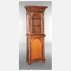 Pfeilerschrank mit Riemen Historismus