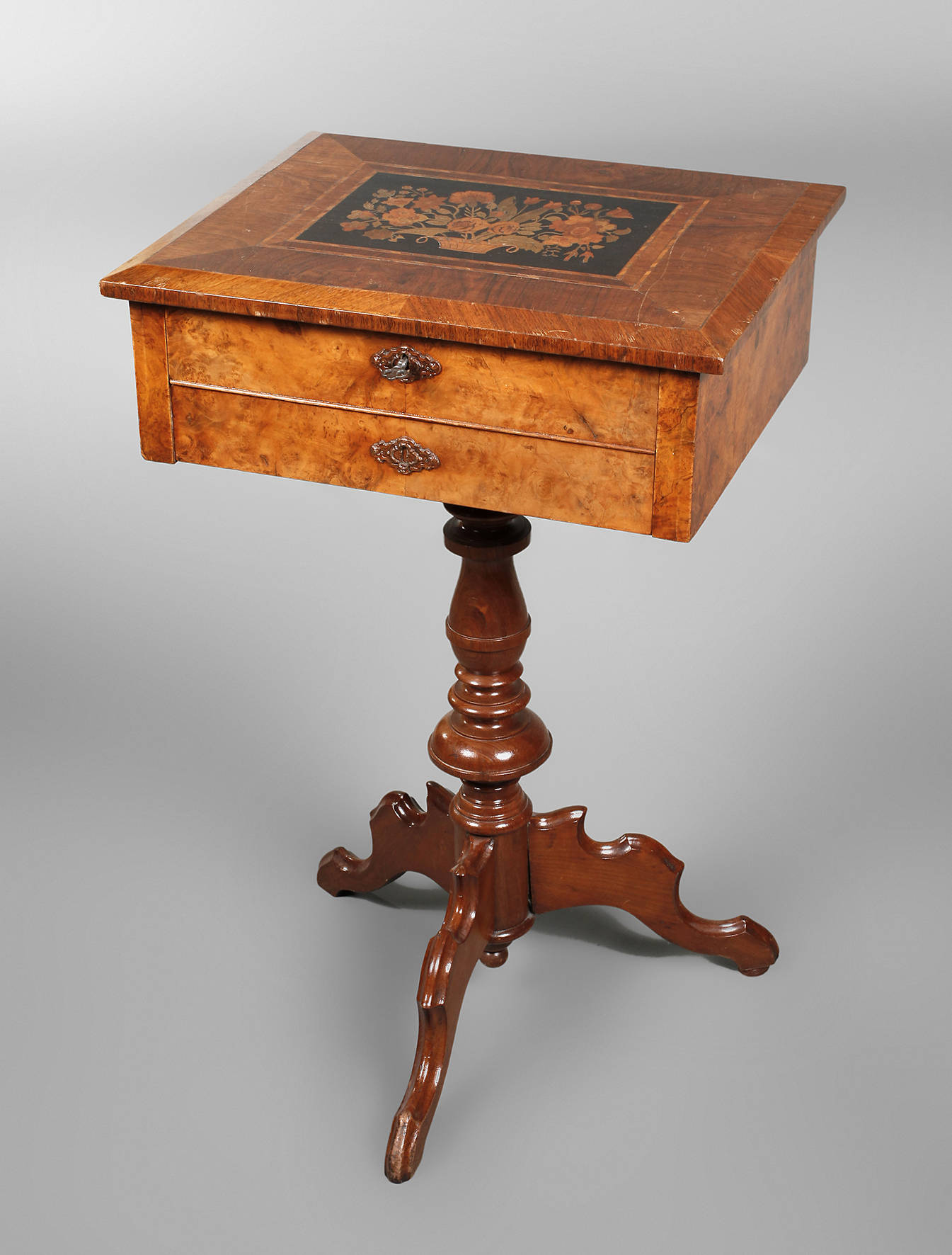 Intarsierter Nähtisch