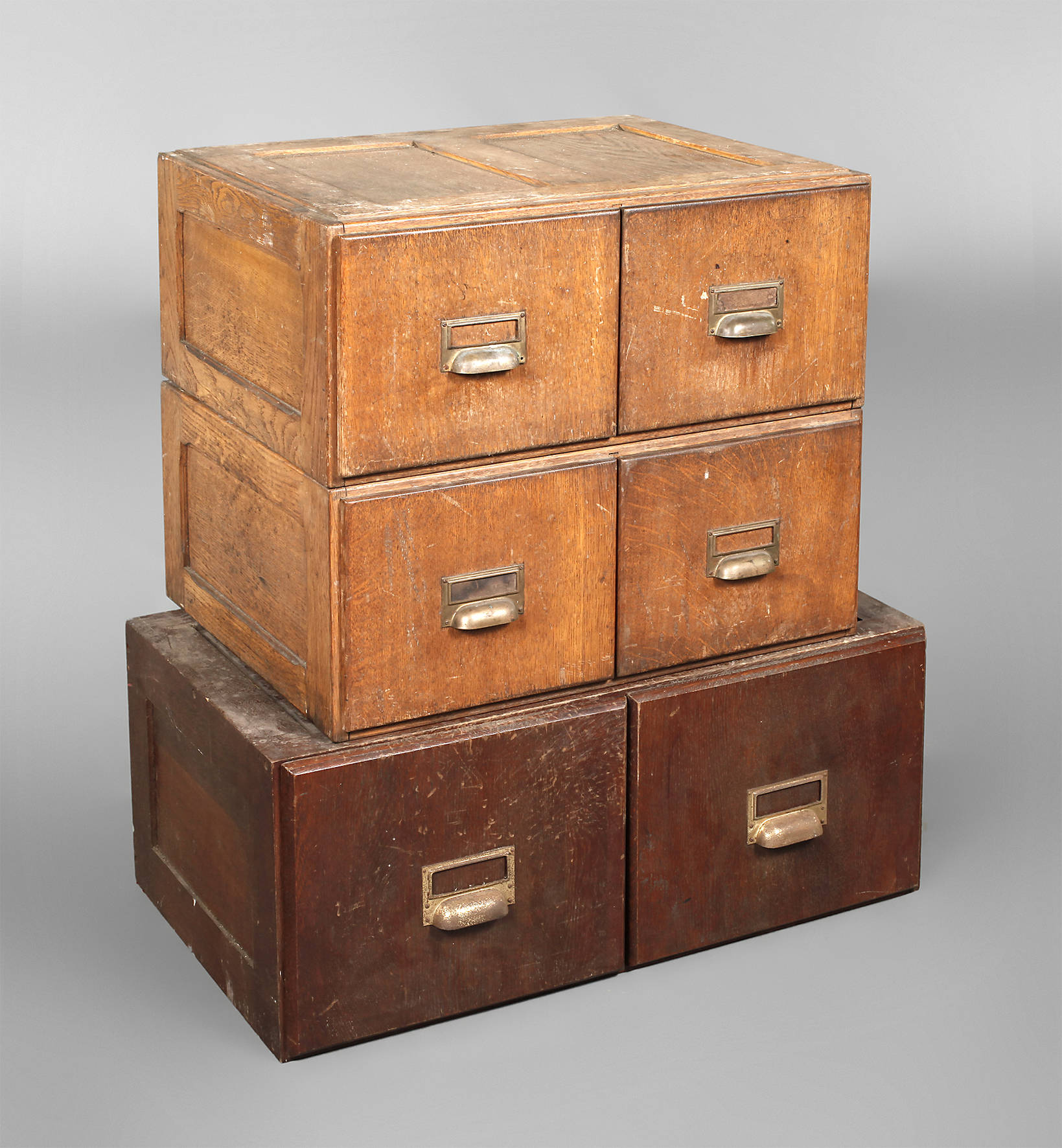 Drei kleine Aktenschränke