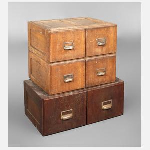 Drei kleine Aktenschränke