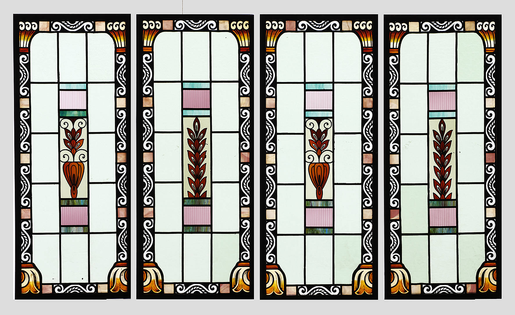 Vier Bleiglasfenster