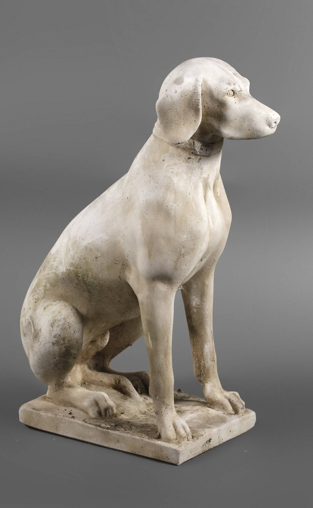Gartenfigur sitzender Jagdhund