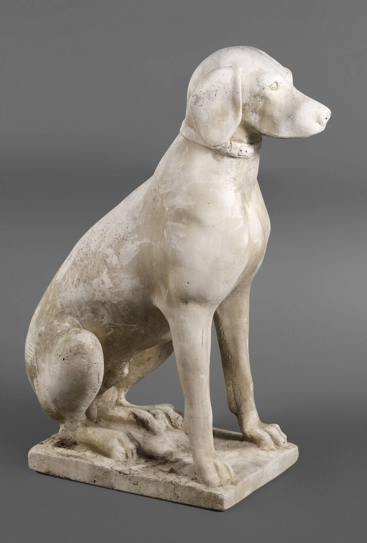 Gartenfigur sitzender Jagdhund