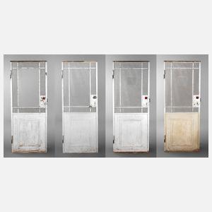 Vier Eisentüren mit Drahtgeflecht