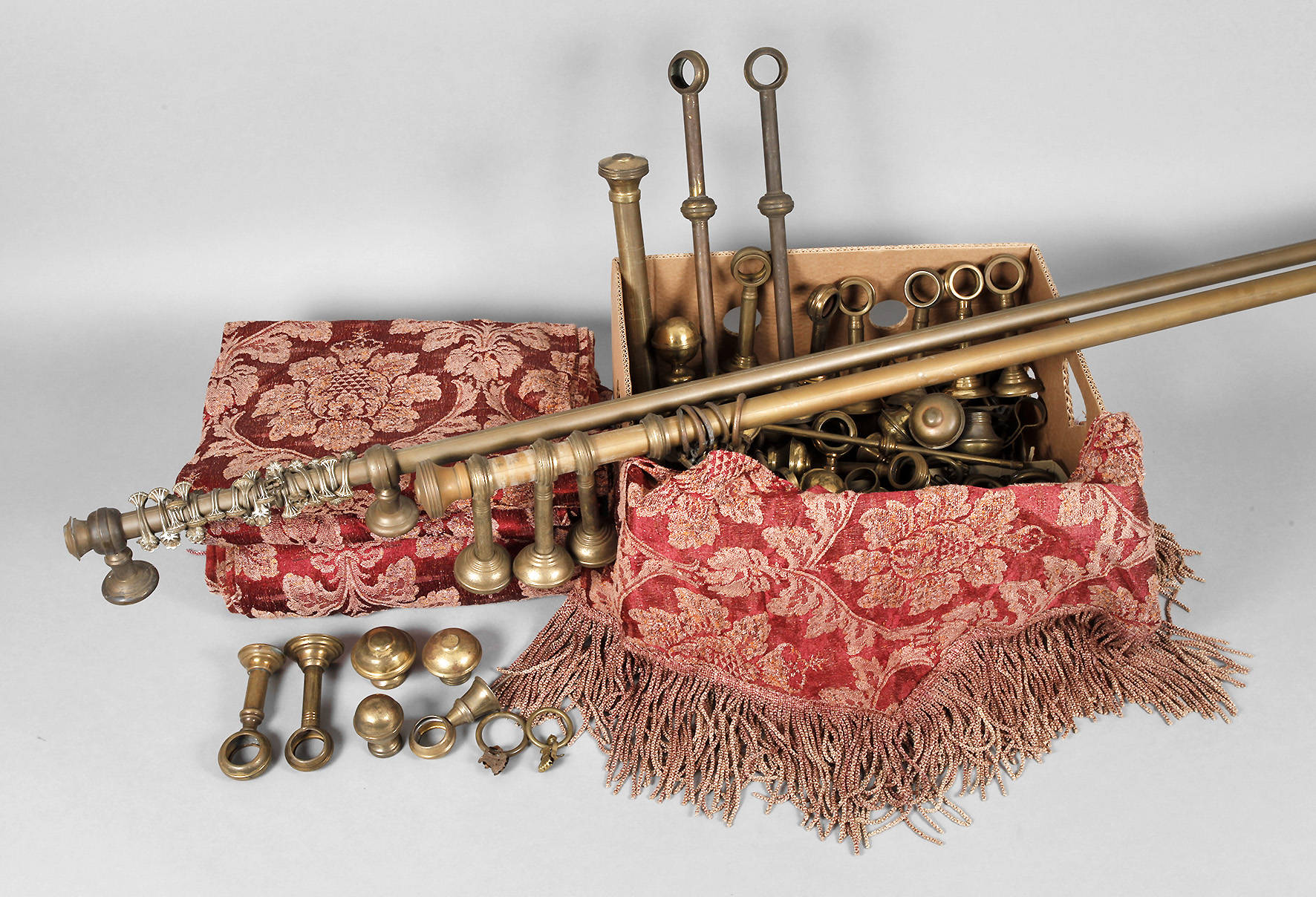 Zwei Gardinenstangen und Zubehör