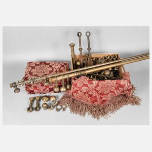 Zwei Gardinenstangen und Zubehör