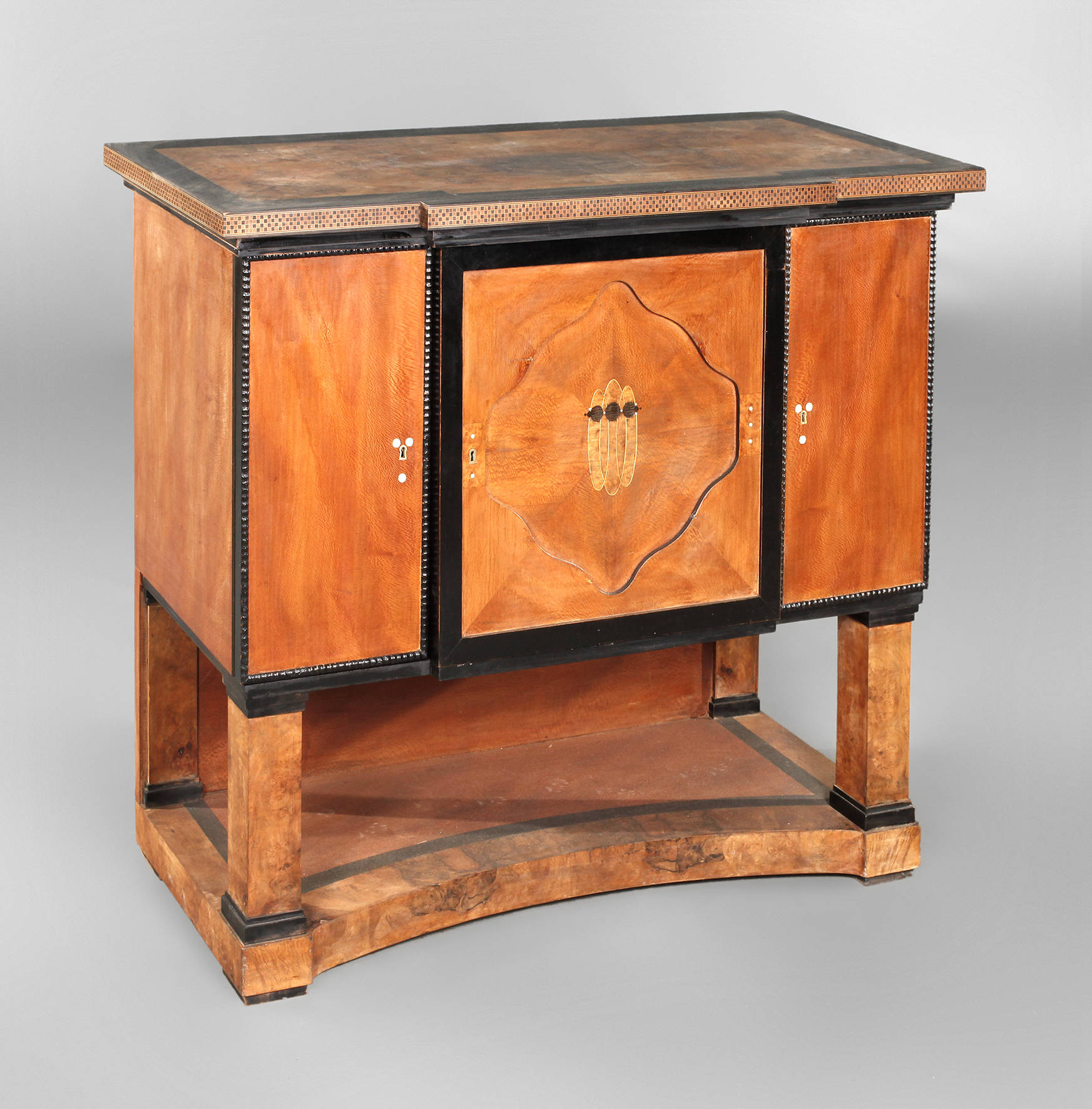 Salonschrank Josef Maria Olbrich attr.