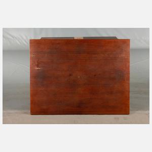 Auszugstisch mit fünf Stühlen