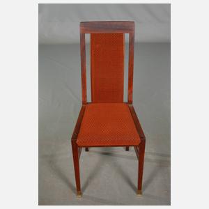 Auszugstisch mit fünf Stühlen