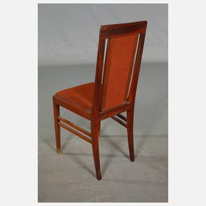 Auszugstisch mit fünf Stühlen