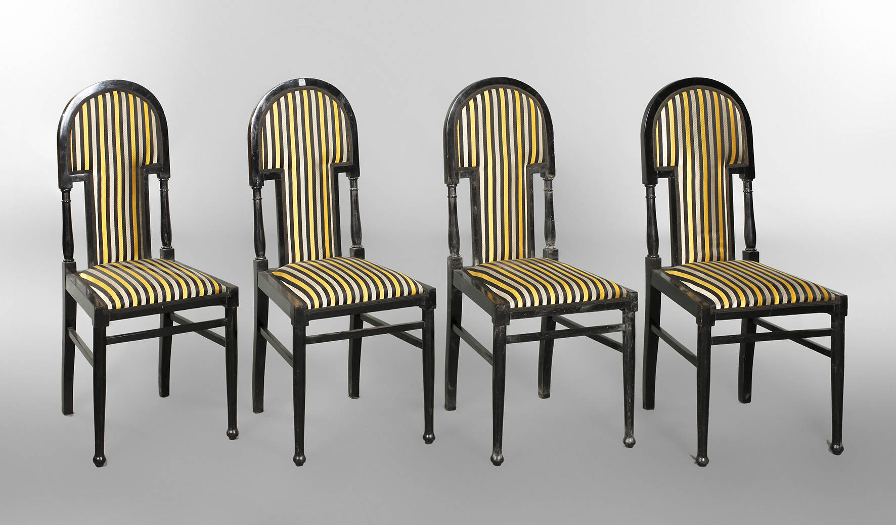 Vier Stühle