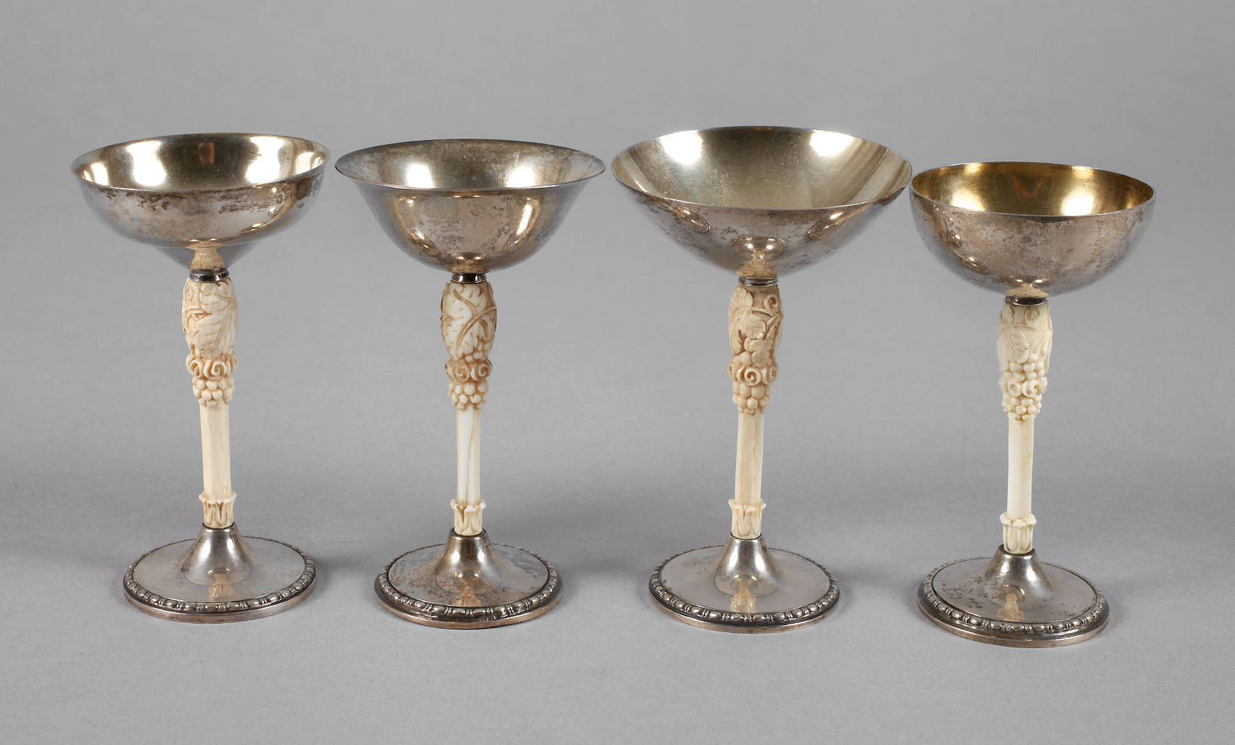 Vier Silberbecher