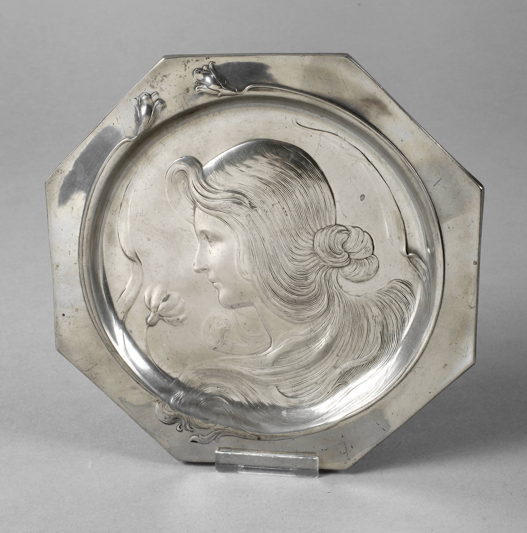 Jugendstilteller mit Mädchenportrait