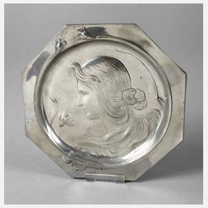 Jugendstilteller mit Mädchenportrait