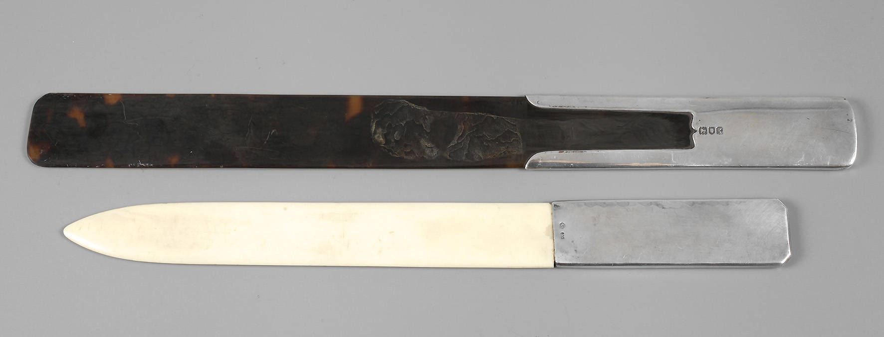 Zwei Papiermesser mit Silbergriffen