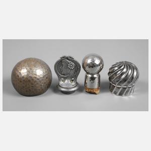 Vier Flaschenstopfen Jugendstil