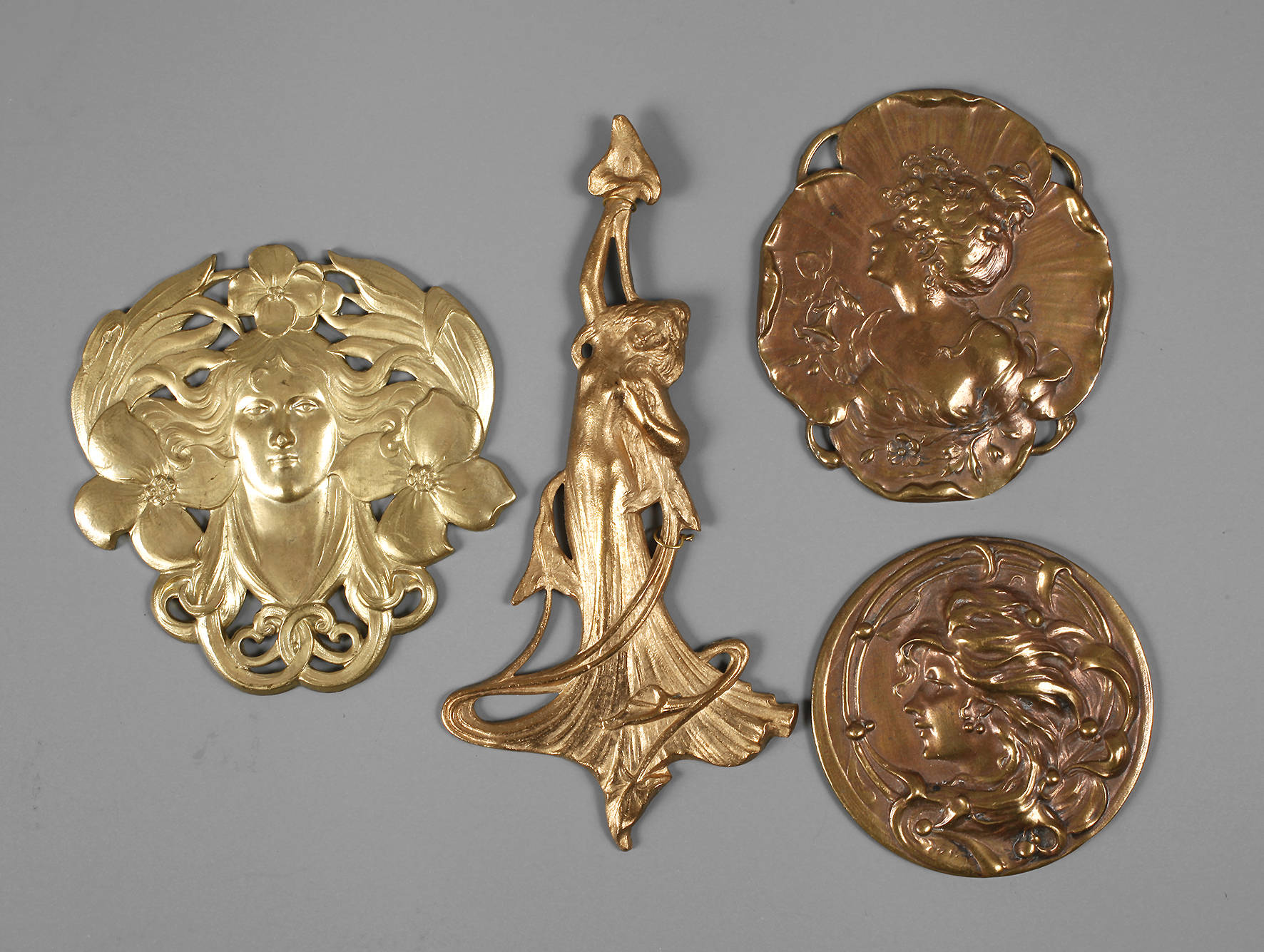 Vier Jugendstilplaketten