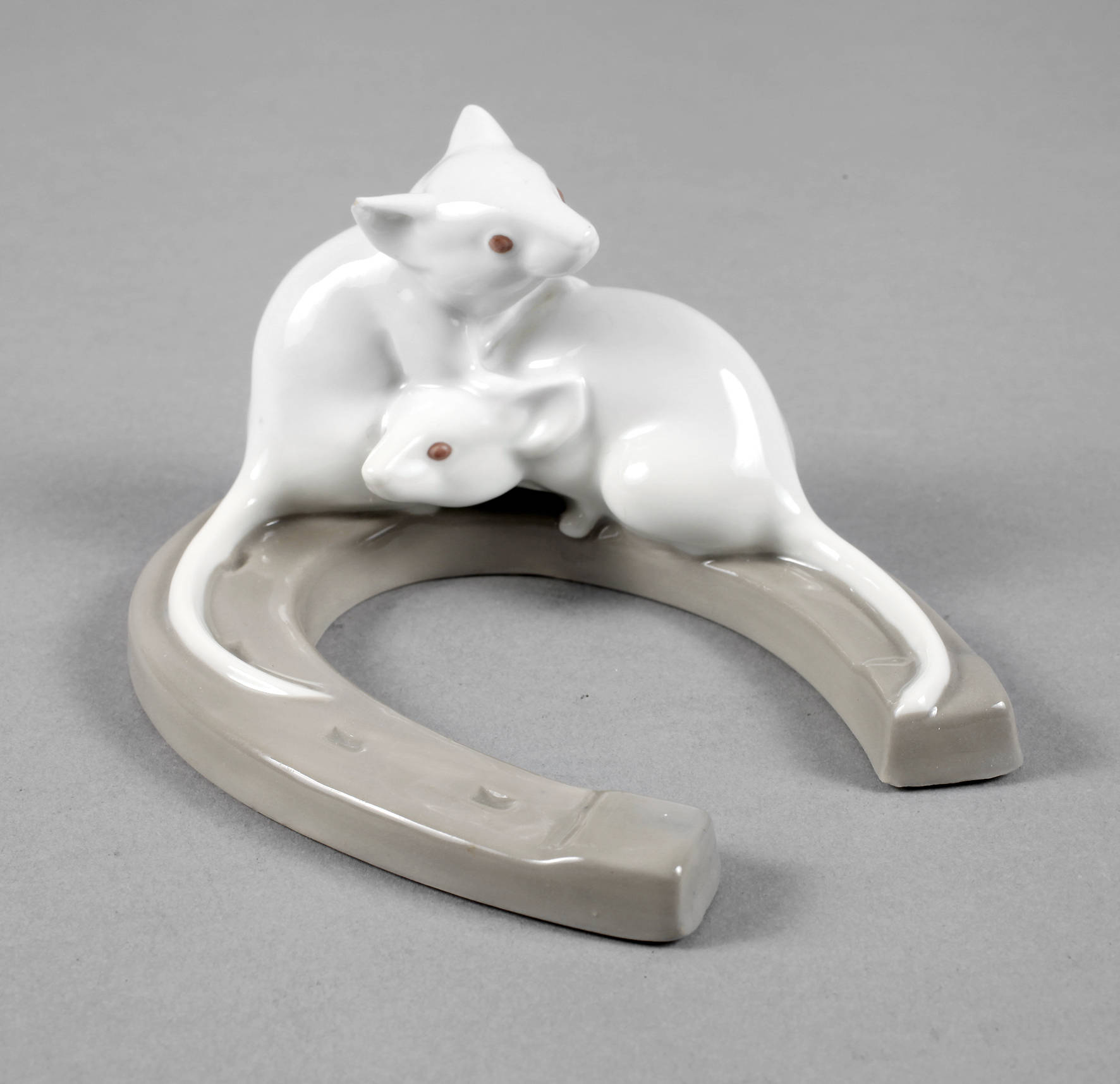 Fraureuth zwei Mäuse auf Hufeisen