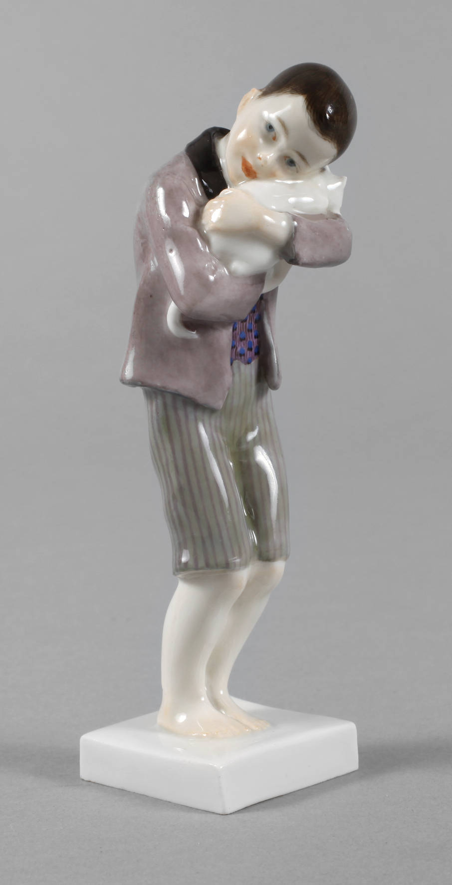 Meissen Knabe mit Katze im Arm