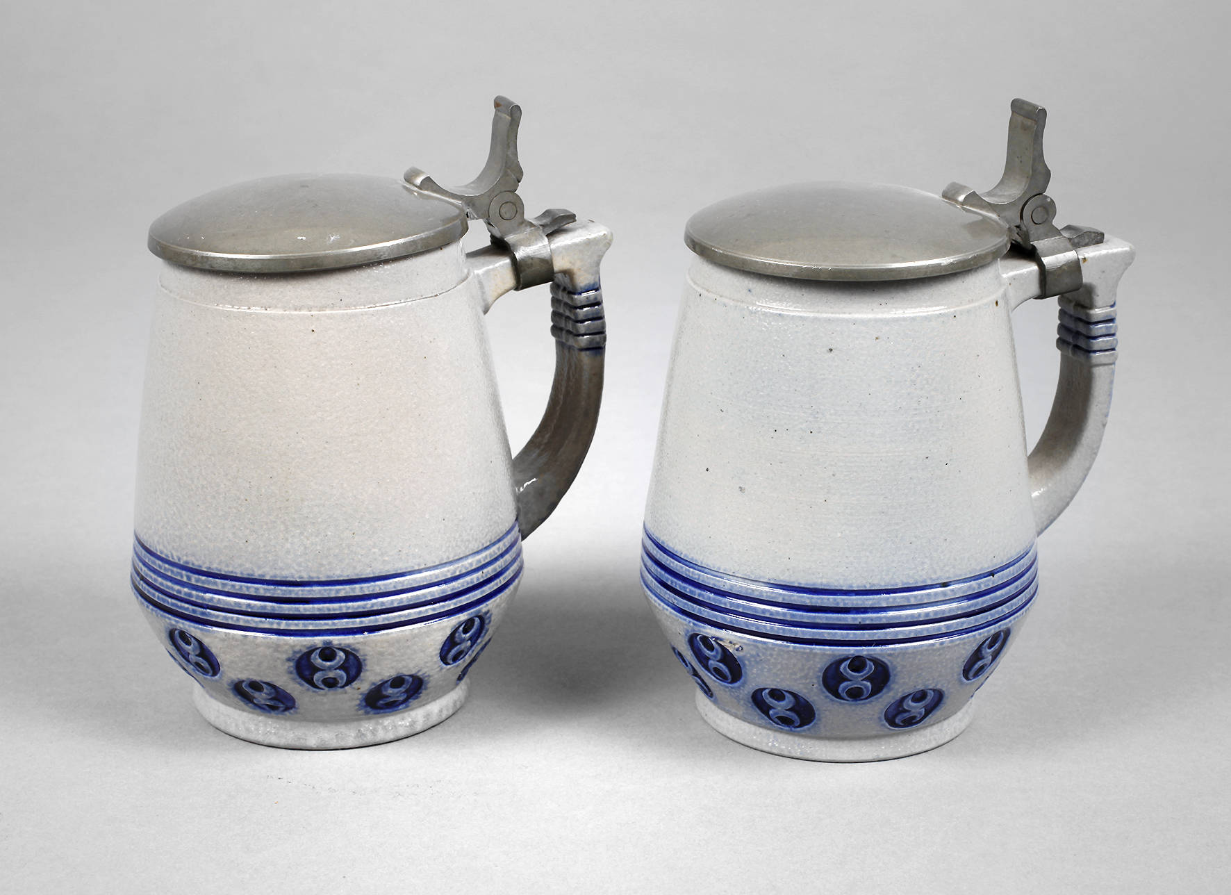 Zwei Bierkrüge Westerwald