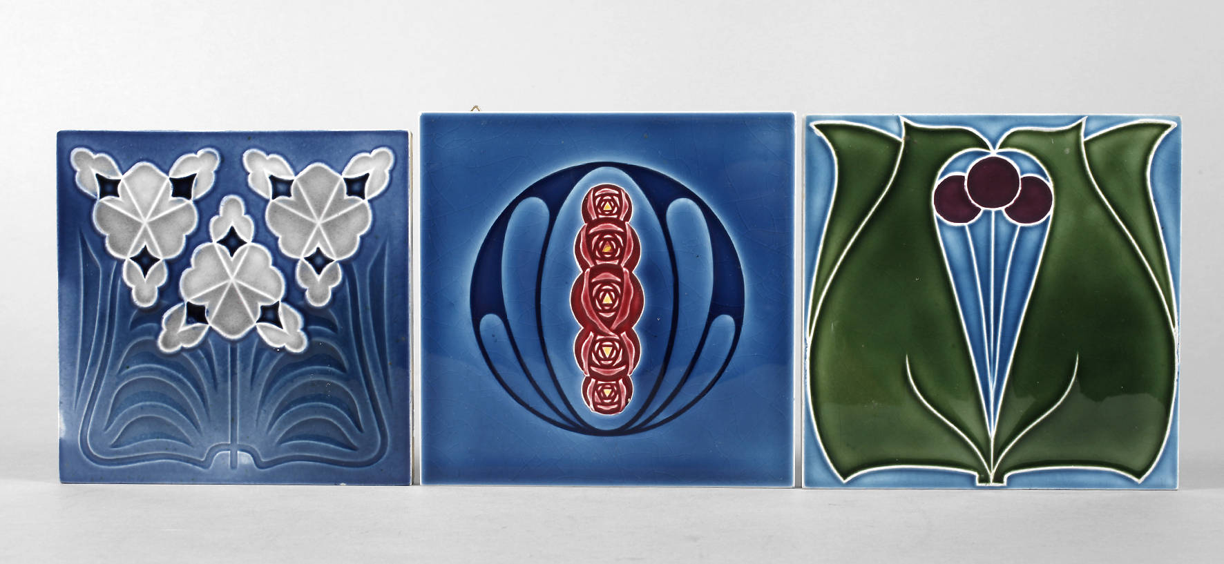 Drei Jugendstilfliesen