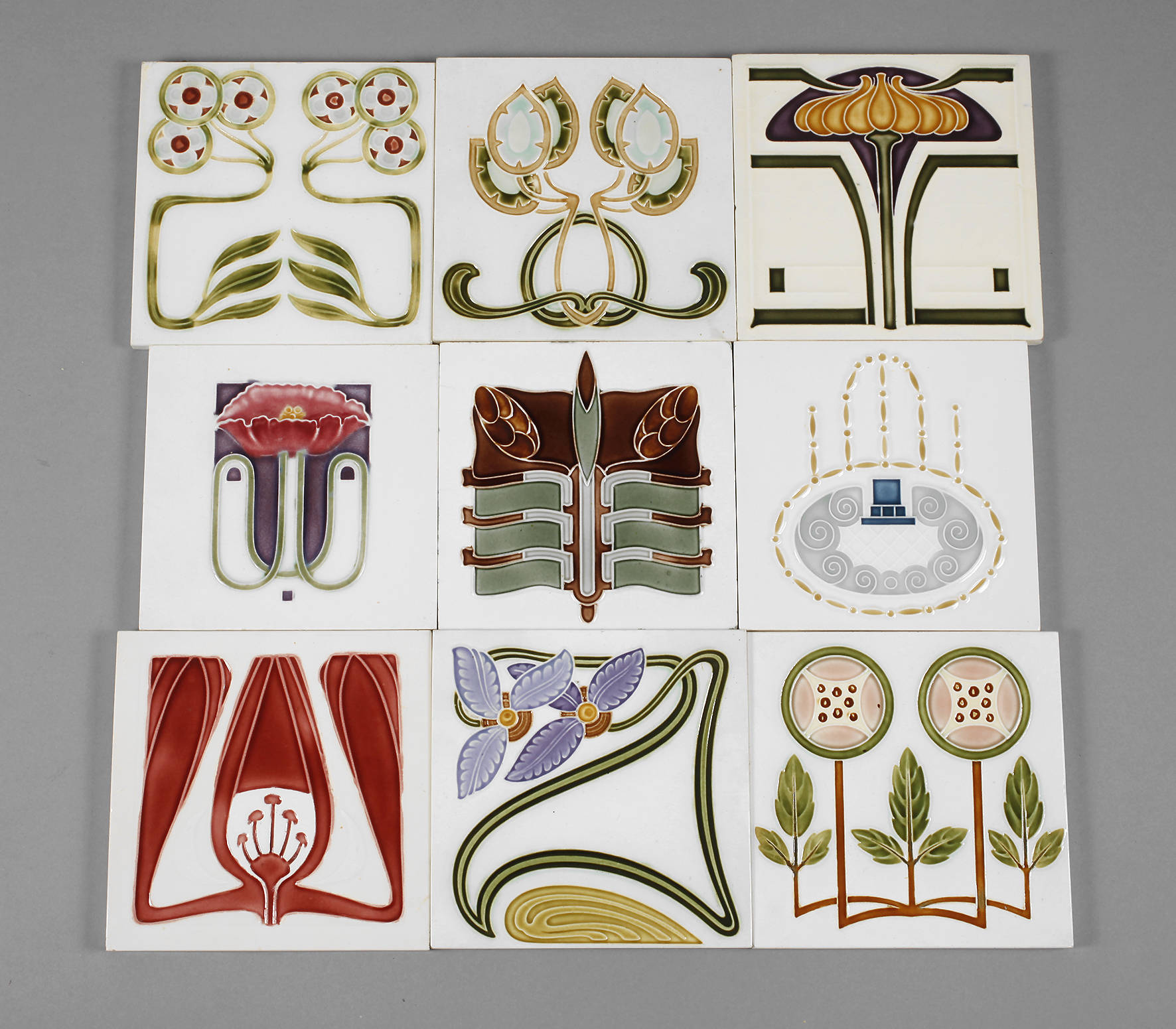 Neun Jugendstilfliesen