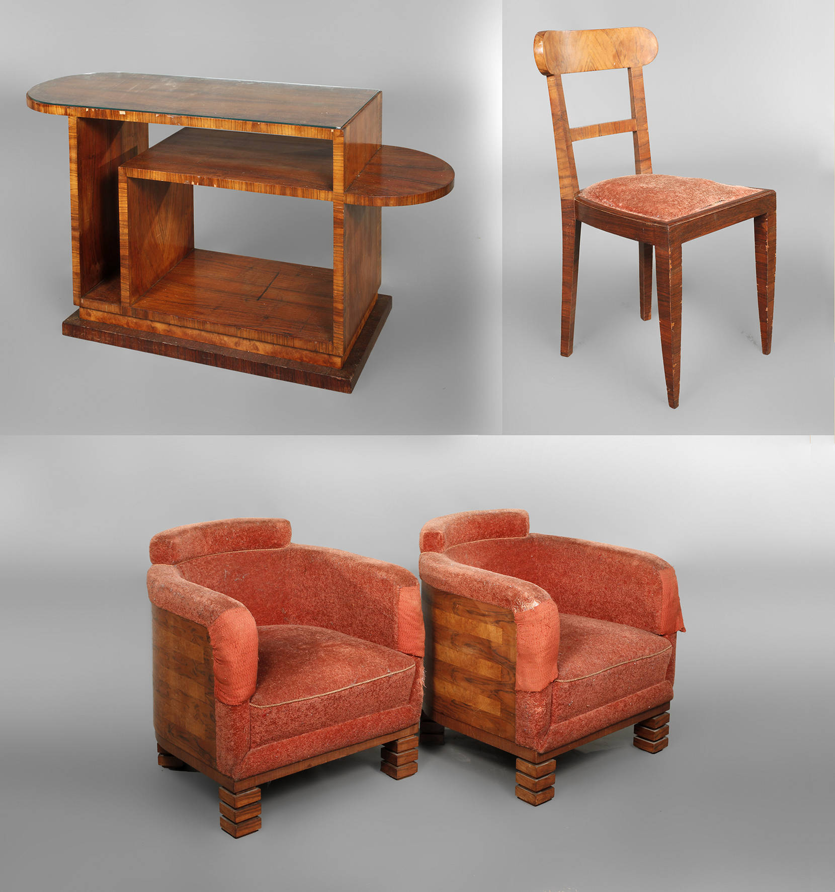 Zwei Sessel mit Regal