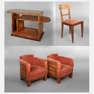 Zwei Sessel mit Regal