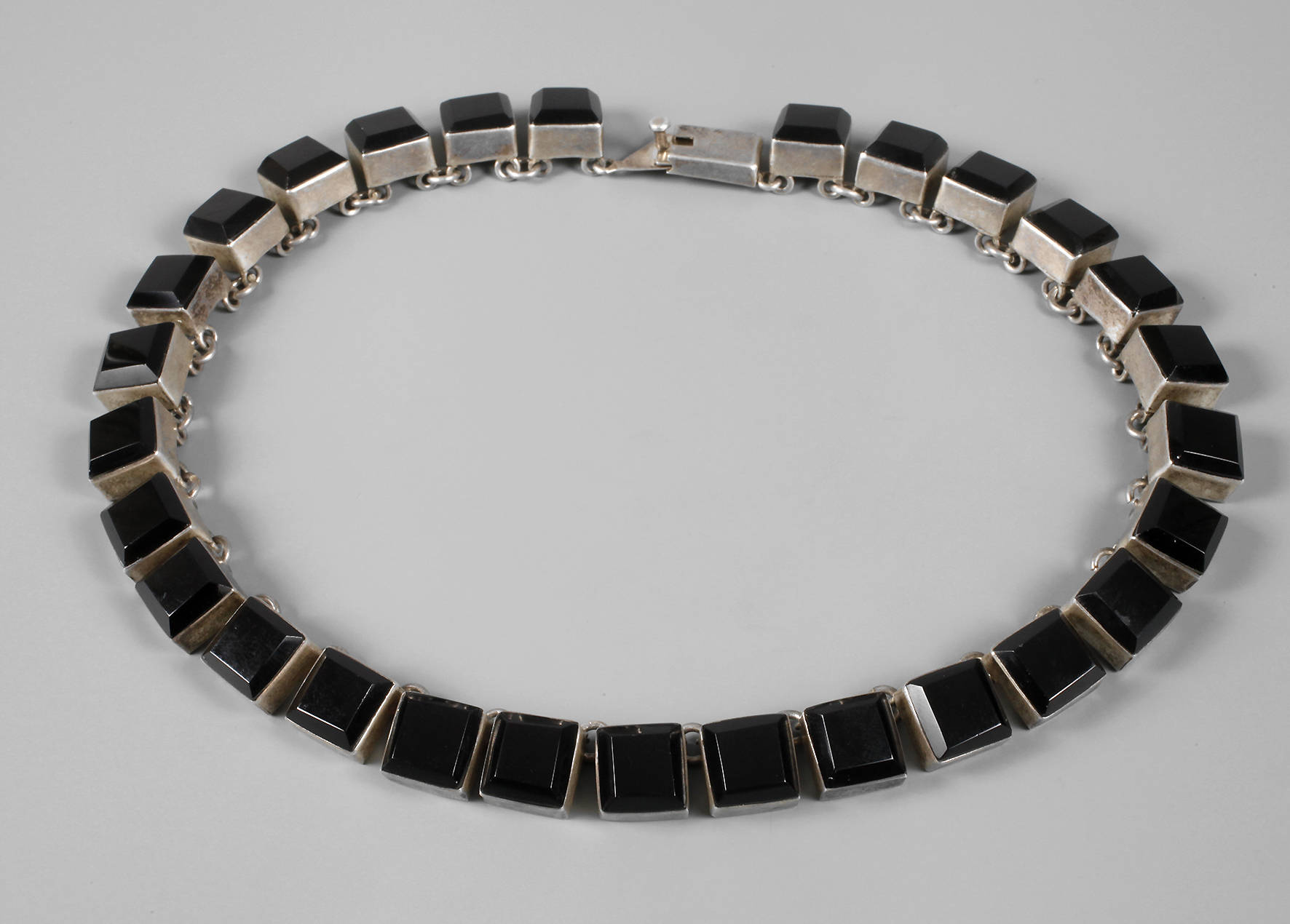 Großes Silbercollier mit Onyx