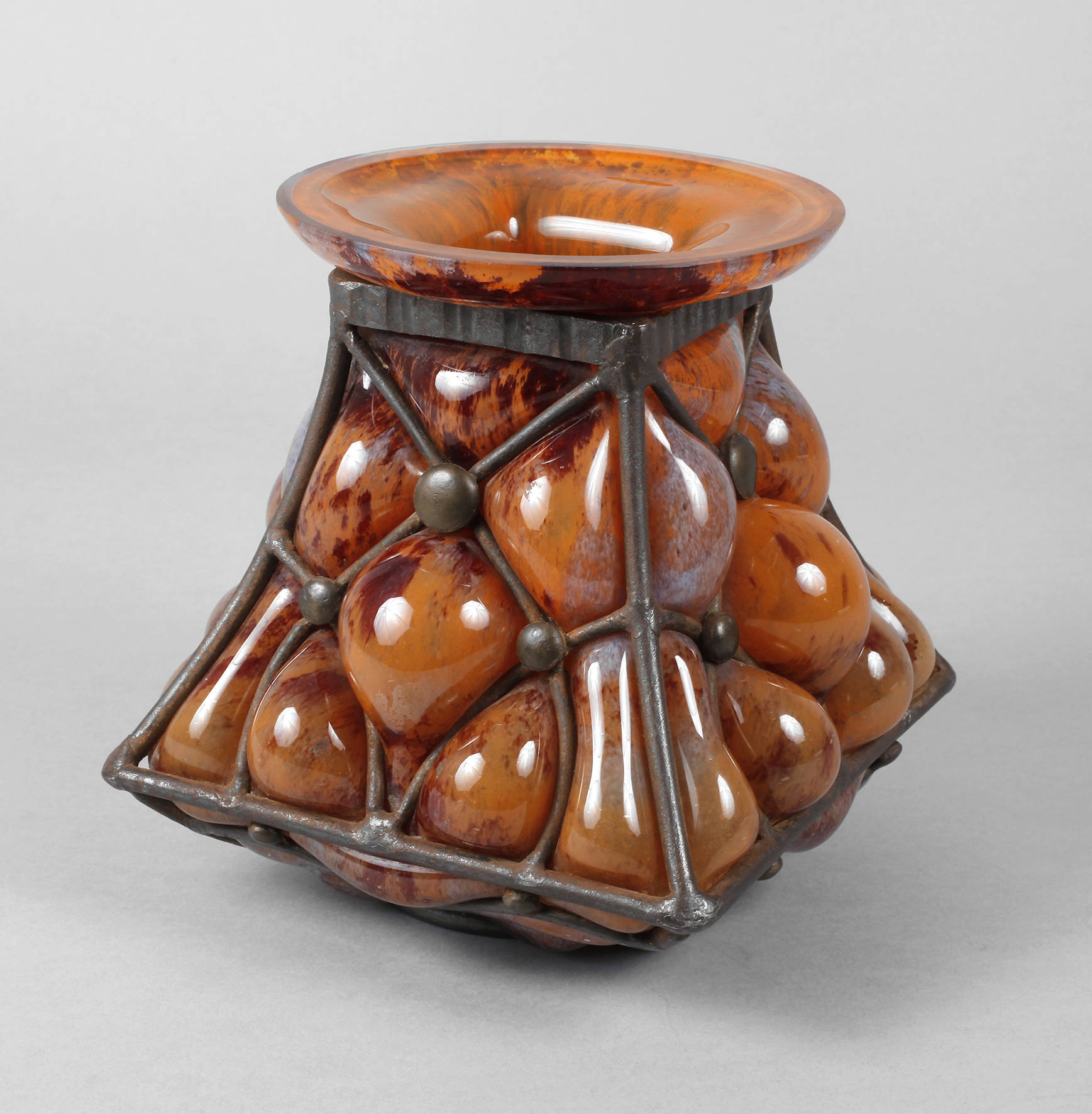 Daum Nancy Buckelvase mit Eisenmontierung