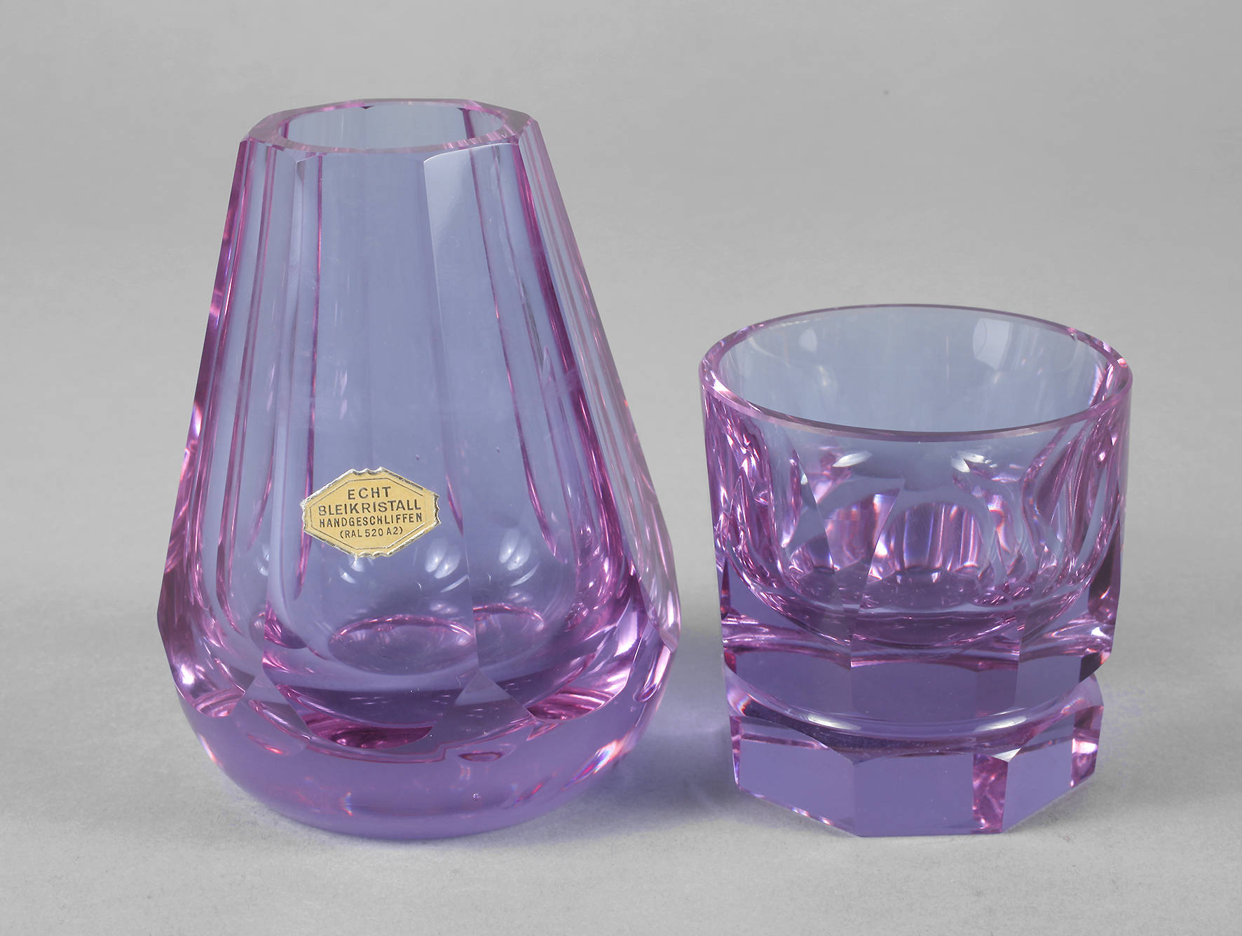 Vase und Schale violett