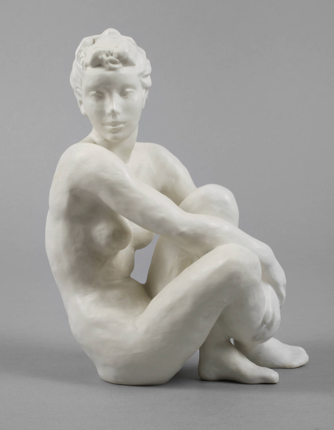 Rosenthal sitzender weiblicher Akt