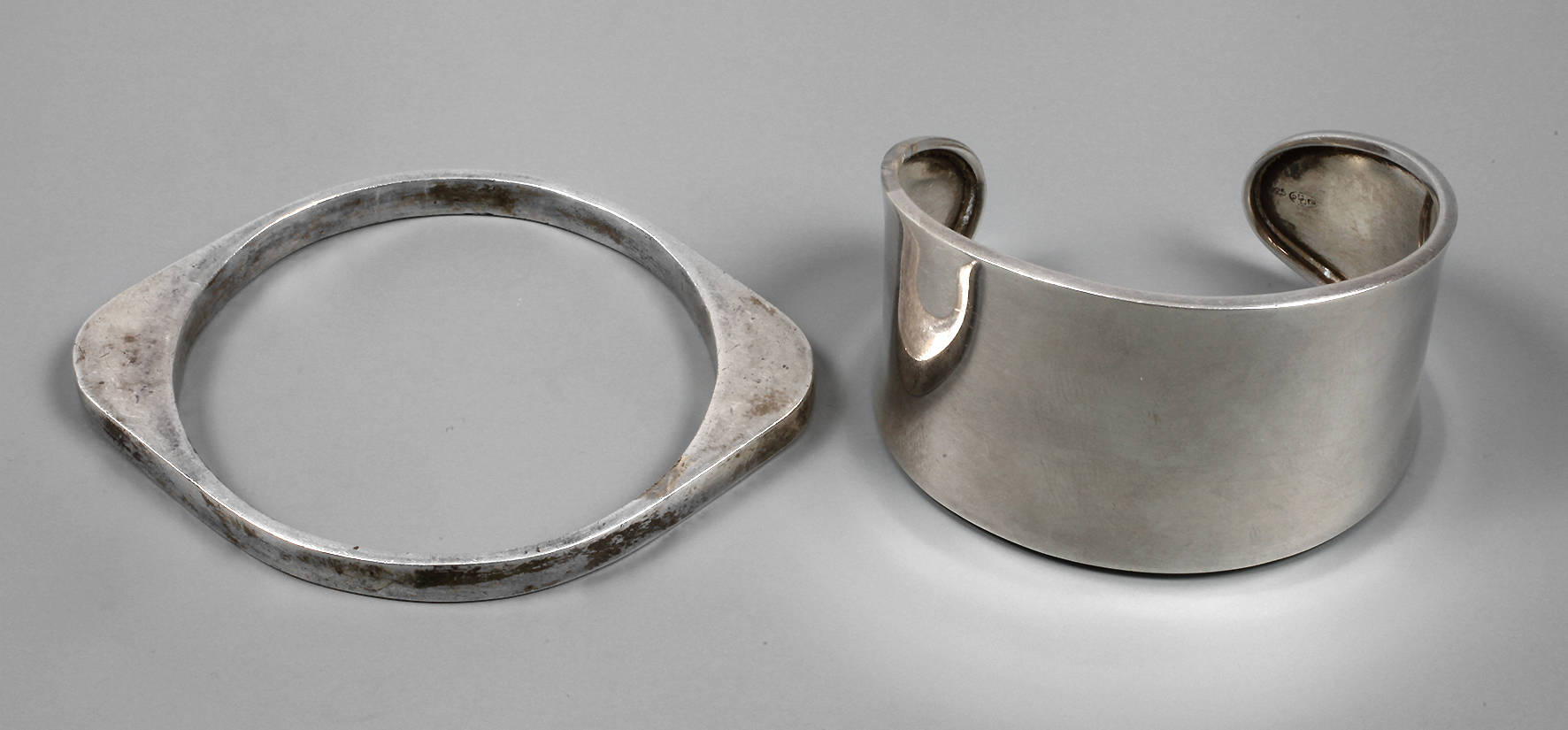 Zwei Designarmreife Silber