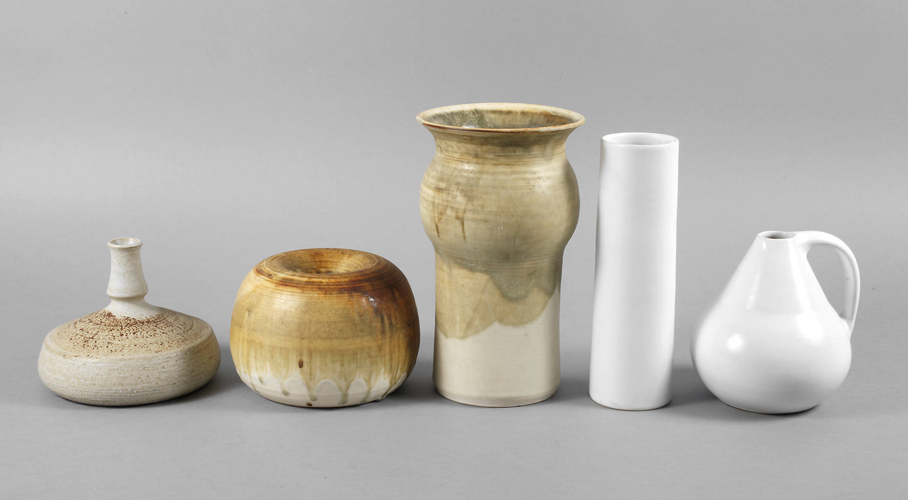 Fünf moderne Keramikvasen
