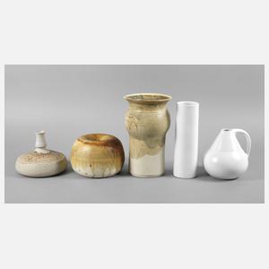 Fünf moderne Keramikvasen