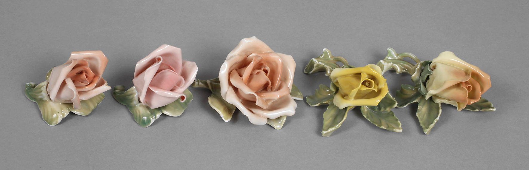 Ens Volkstedt fünf plastische Rosenblüten