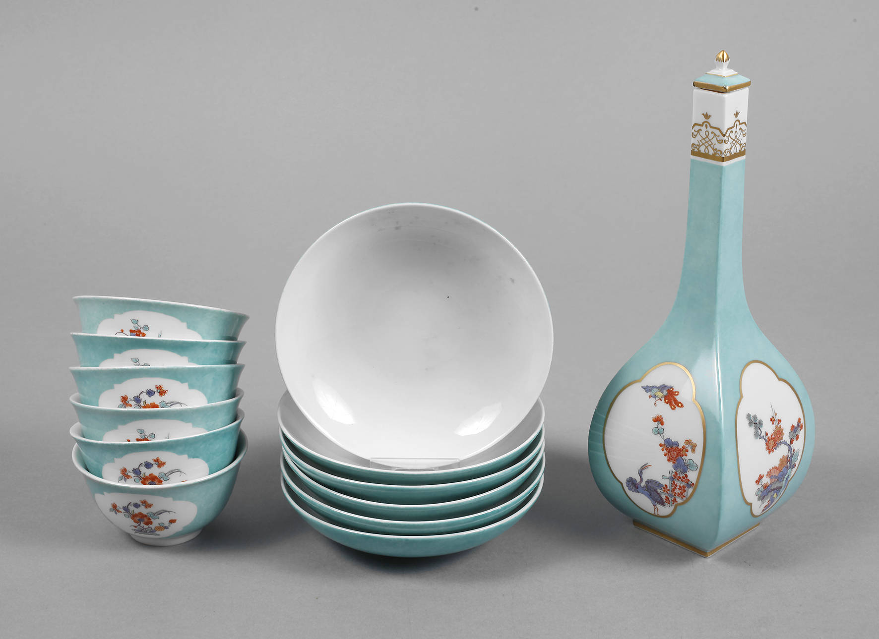 Meissen Sake-Flasche mit sechs Koppchen und UT