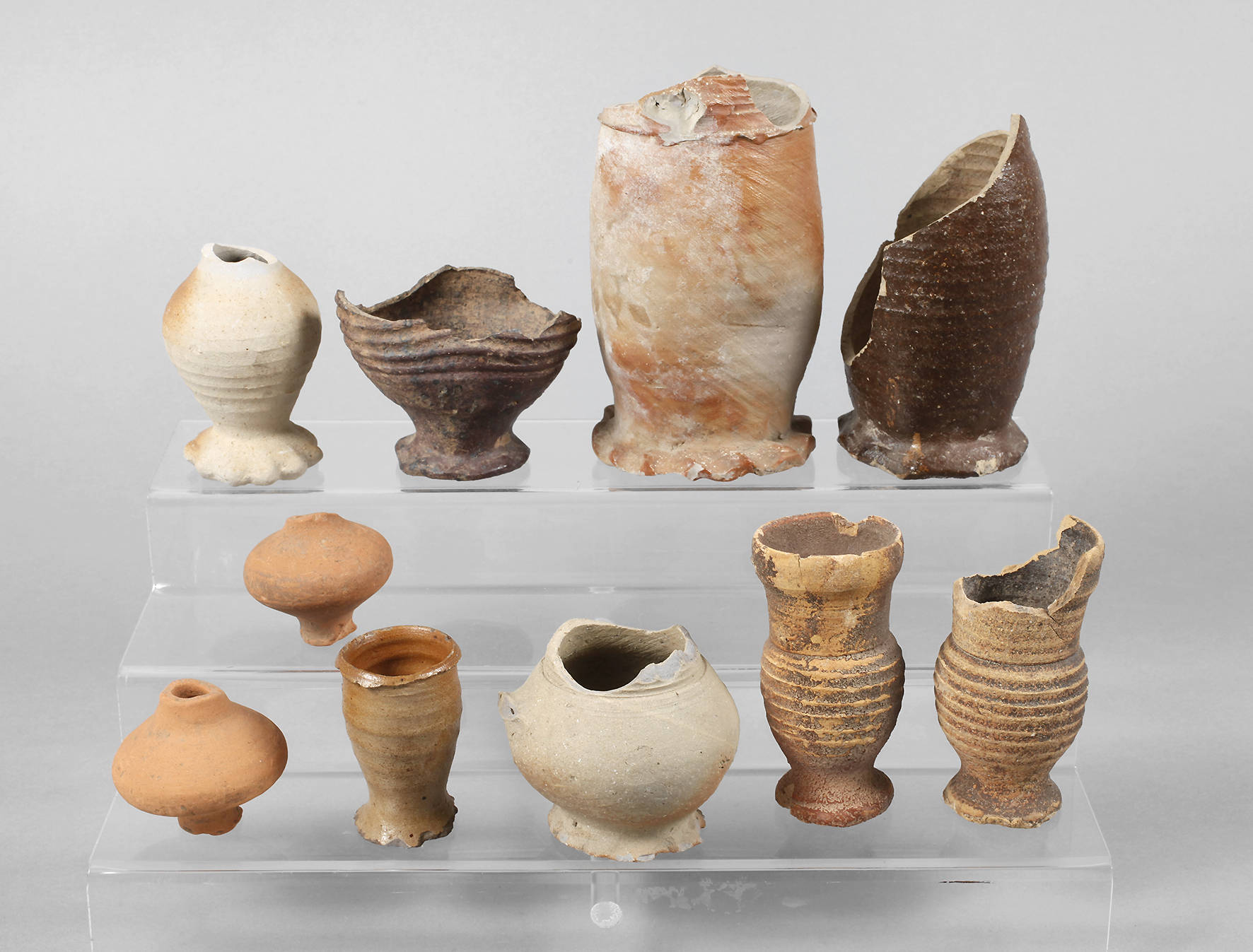 Zehn Steinzeuggefäße verschiedener Art