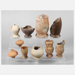 Zehn Steinzeuggefäße verschiedener Art