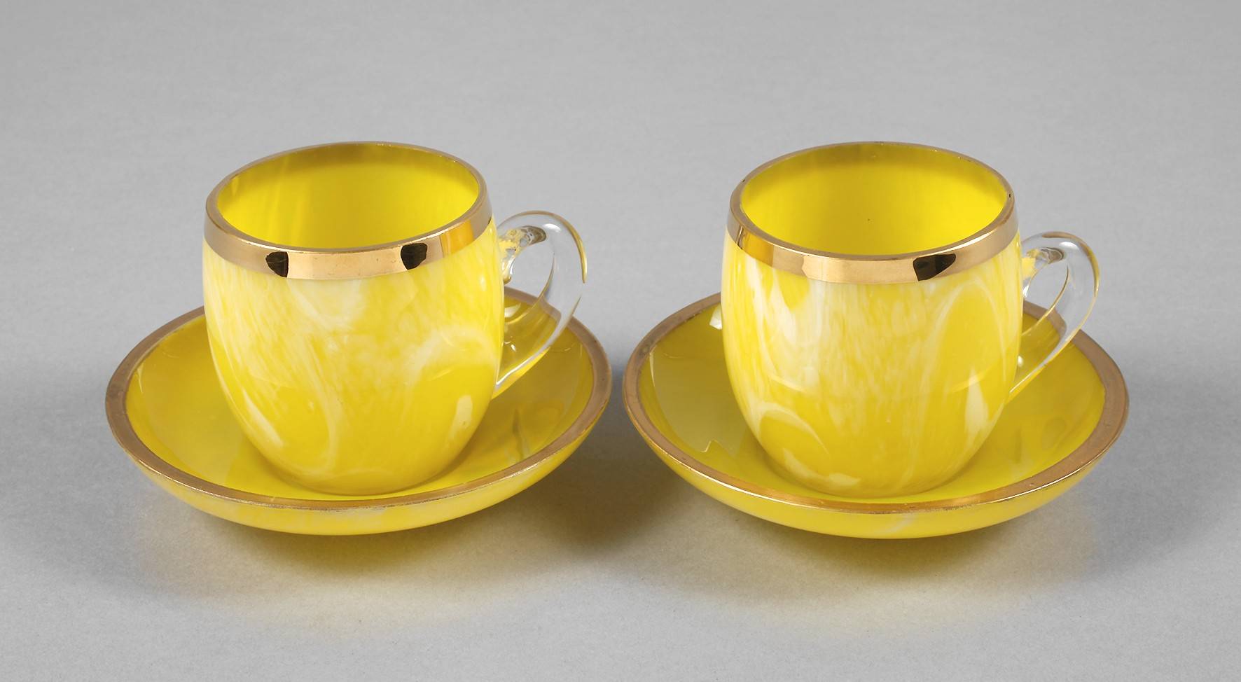 Zwei Tassen mit Untertasse