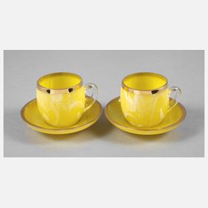 Zwei Tassen mit Untertasse