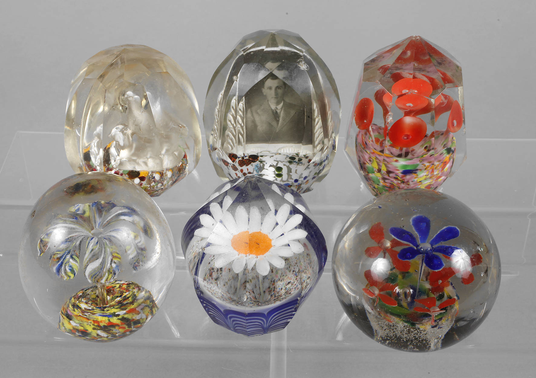 Sechs Paperweights
