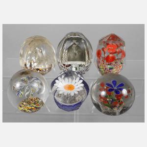 Sechs Paperweights