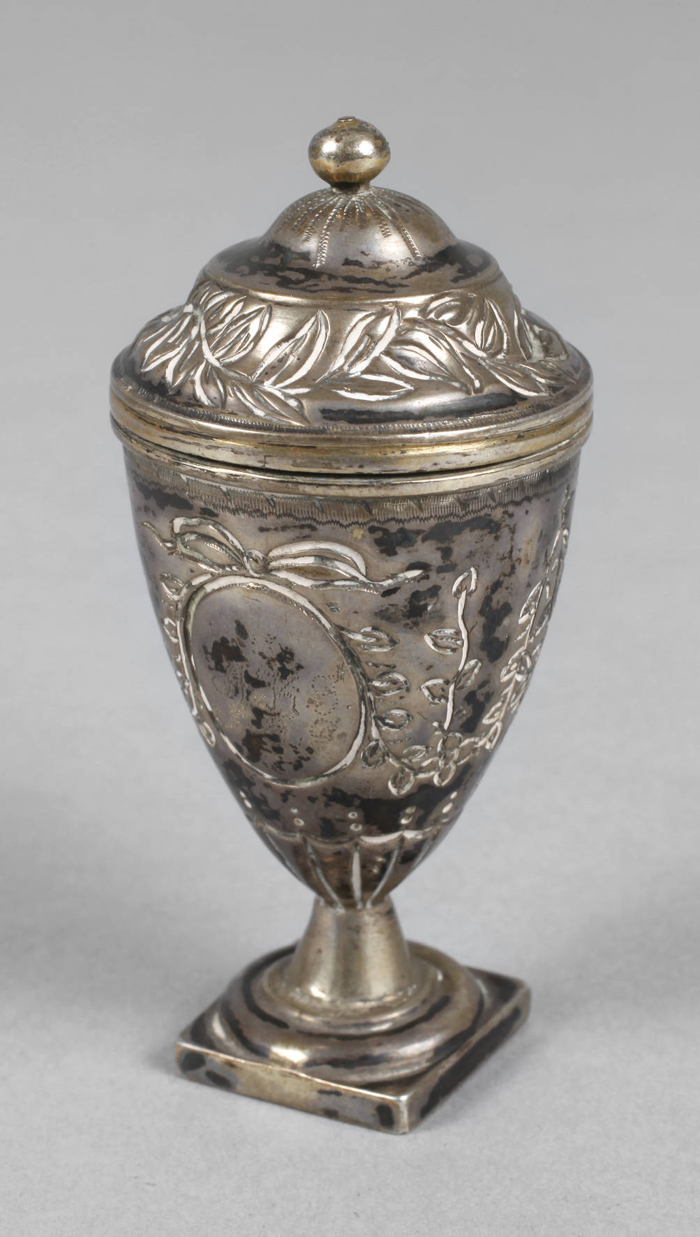 Klassizistisches Deckeldöschen