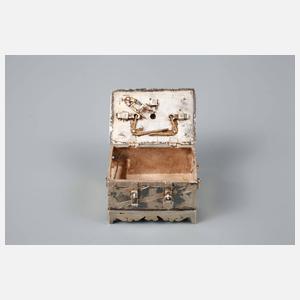 Nachbildung einer barocken Eisentruhe