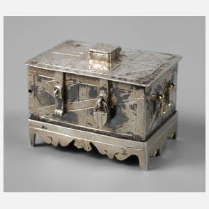 Nachbildung einer barocken Eisentruhe