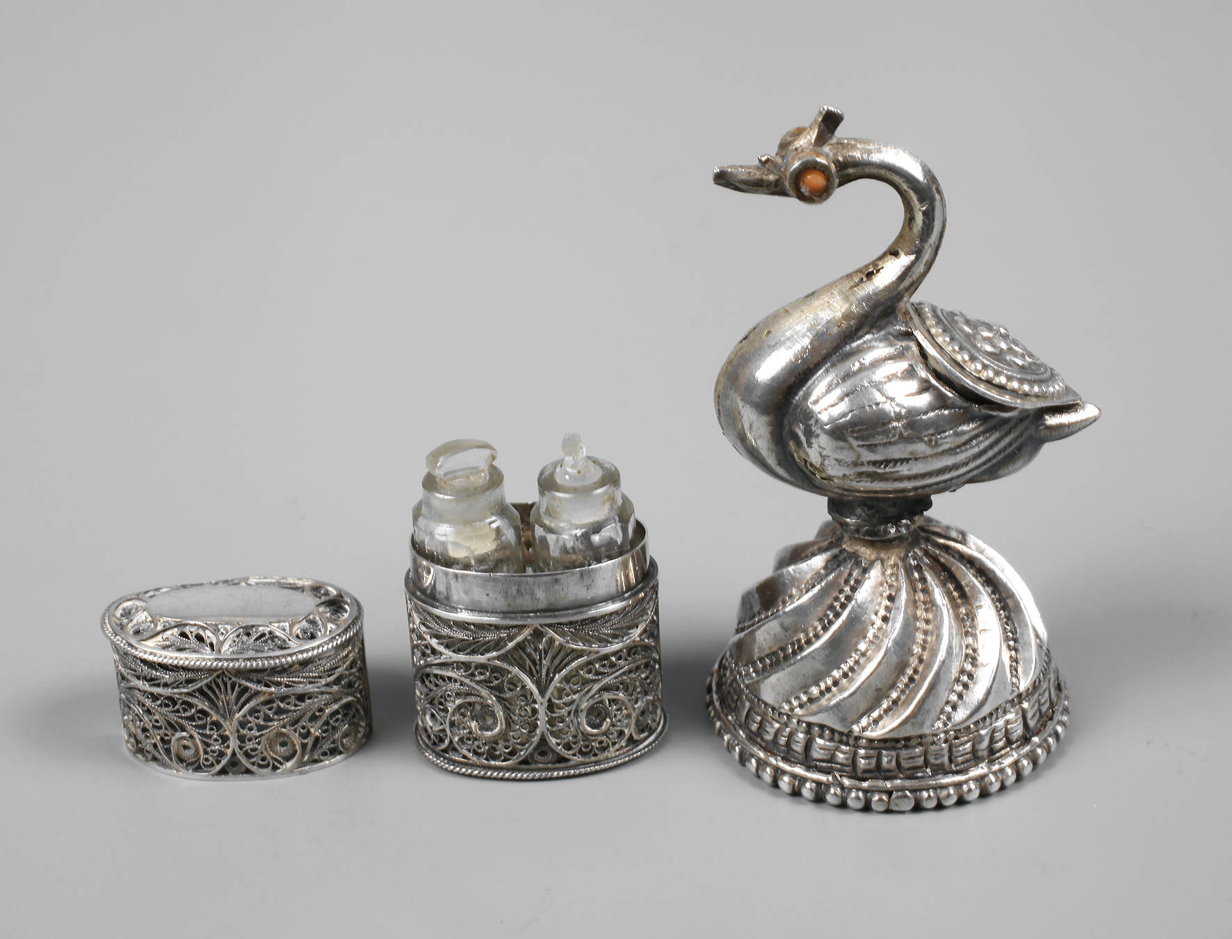 Zwei kleine Silberteile