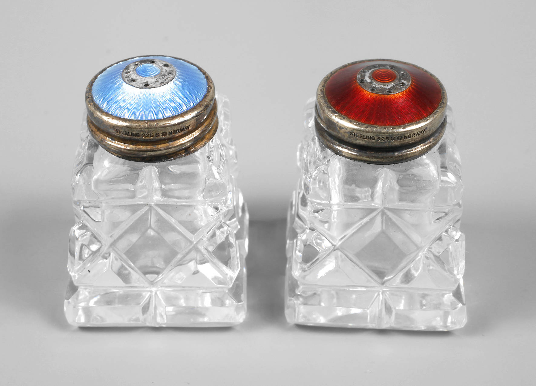 Paar Gewürzstreuer mit Silberdeckel